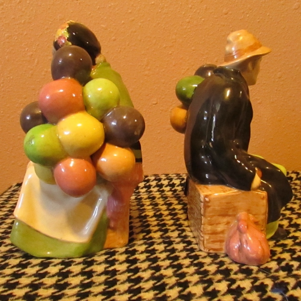 Royal Doulton figurines of the "Old Balloon Seller" & "The Balloon Man - Picture 3 of 7